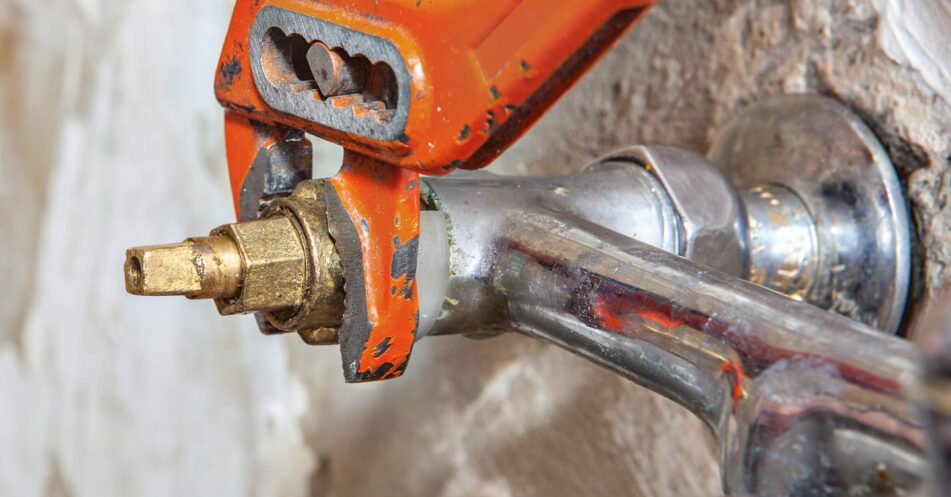 two-handle-kitchen-faucet-repair-remove-ezgif.com-resize (1)